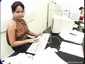 Затейливо пердолятся в офисе