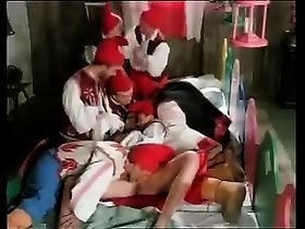 Белоснежку пользуют толпой семь гномов