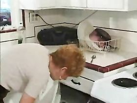 Чувак трахнул старушку на кухне