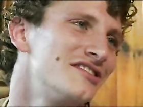 Женщина в возрасте с удовольствием берет член в рот