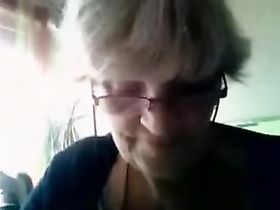 Показала отвисшие сиськи