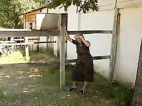 Два гастарбайтера трахают седую старушку