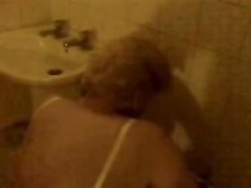 Наивная дама в туалете