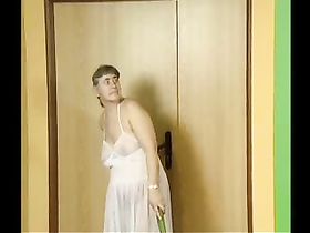 Дама трахает себя подарком мужа