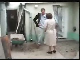 Сосед во дворе вдул пенсионерке давалке на тачке и вставил ей в манду лопату