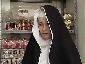 Итальянская монашка пришла за едой, а получила жаркий секс