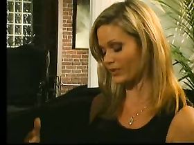 Милую блондинку отделали на диване