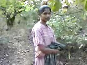 С юной индианкой в кустах