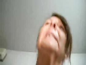 Две зрелые бабы трахают мужика