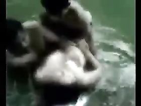 Страстные индусы ебутся в реке