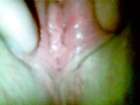 Девушку довели до сильного оргазма большими толстыми пальцами