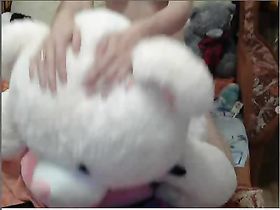 Молоденькая блондинка трахается с плюшевым медведем