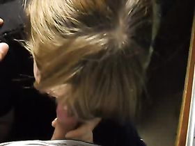 Нежный минет от неопытной жены для мужика