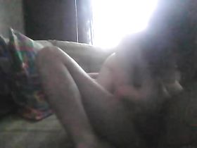 Парень на диване в позе 69 даёт родной сестре в рот и лижет ей письку