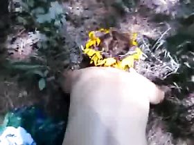 Дикий лесной мужик трахнул подружку с венком на голове