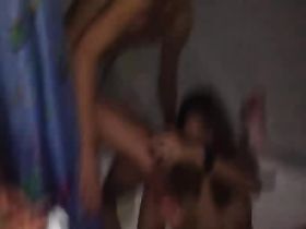 Пьяная девка плескается в ванной перед пацанами и снимает трусики