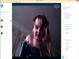 Голая сучка показывает свои половые губы