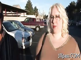 Разводит телку желая ее в рот трахнуть