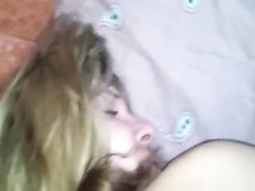 Трахай анально бесстыжую девицу сзади на кроватке