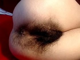 Телка показывает на камеру мужу свою очень волосатую пизду и жопу