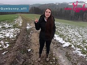 Девушка с большими сиськами дала парню себя трахнуть в душе и кончит на грудь