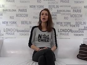 Фотограф трахнул начинающую модель в студии разложив ее на диване