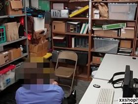 Озабоченный охранник снимает на камеру процесс досмотра и наказания воровки