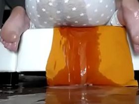 Хорошо выебаная девушка выпускает из себя сперму ебарей на пол