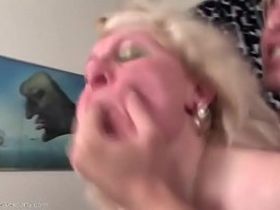 Две мамочки-лесбиянки трахаються со своими сыном и дочерью в гостиной