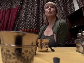 Старая блядь отсасывает хер спутника голой под столом в ресторане