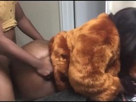 Негритянка с огромной жопой после клуба трахаеться раком с каким то мужиком