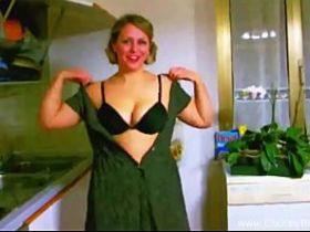 Итальянская домохозяйка 90-х годов отсасывает хуй мужа на кухне