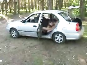 Глубокое анальное проникновение очень понравилось сучке в машине