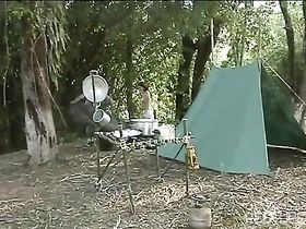 Молоденькая парочка уединилась в лесу, чтобы заняться там сексом