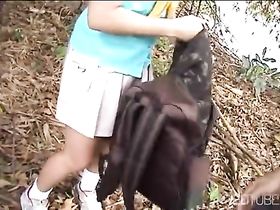 Сочная малышка сосет член, после чего дает ему в себя войти