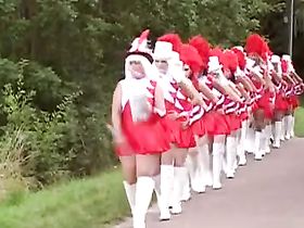 Одну суку жарят в два хуя в здоровенном автобусе