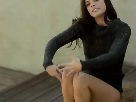 Очень красивая модель дрочит клитор и показывает себя красивую на камеру