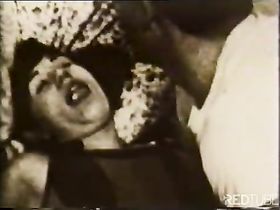 Муж трахнул жену самотыком а после вонзил в нее хер