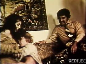 Секс в ретро стиле на диване