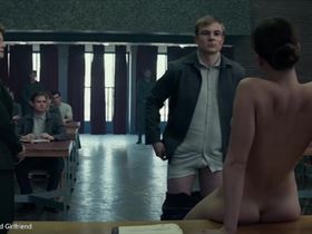 Ученица, раскинув ноги на столе, не получила урок траха