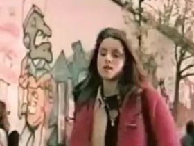 Короткостриженная девушка ищет себе нового любовника в людных местах