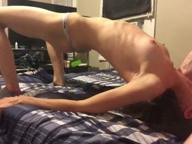 Худая тёлка делает минет своему парню стоя на мостике