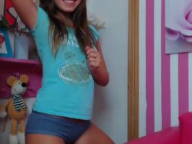 Русская шатенка раздевается до гола перед веб камерой