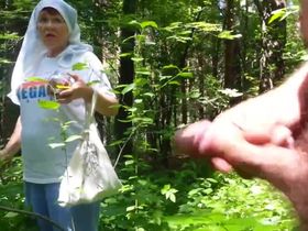 Мужик дрочит хер на бабушку, которая собирает ягоды в лесу