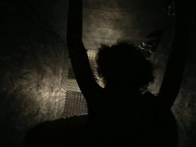 Пьяная шлюшка трахается в туалете ночного клуба на скрытую камеру