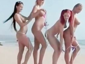 Четыре модели позируют для мужского журнала на берегу моря