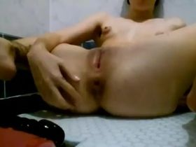 Русская девица разминает анал и пизду огромным фаллоимитатором в ванной