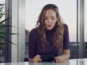 Барышня с красивыми формами мастурбирует и получает оргазм