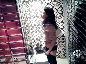 Темноволосая пьяная тёлка в колготках спускает мочу в общественном туалете в ночном клубе