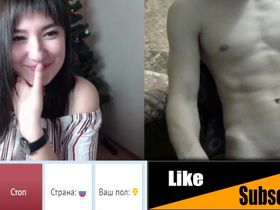 Грязная русская девушка в видеочате предоставляет своё тело для дрочки парню